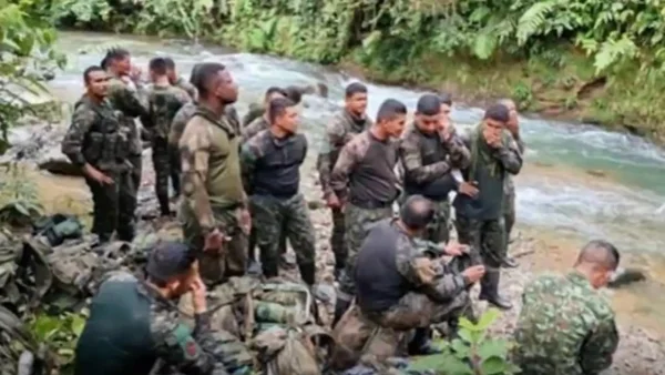 Rodeados por casi 200 personas, intimidados y llevados a la fuerza: así fue el secuestro de los 18 militares en Chocó