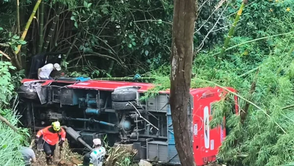 VIDEO | Grave accidente: bus perdió el control, se chocó y cayó a un abismo en Antioquia