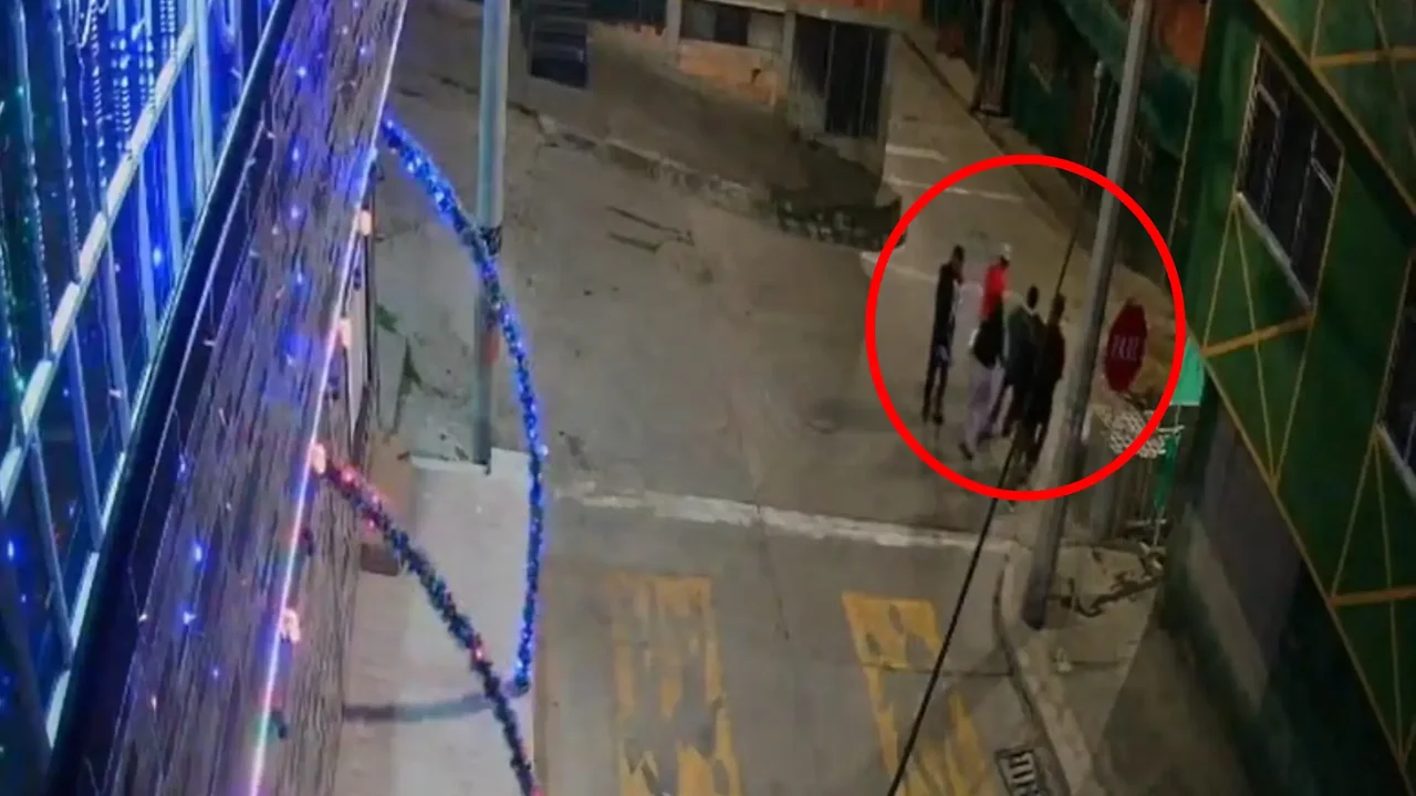 Cámaras delataron a cinco menores implicados en el robo de un vehículo en Bogotá: edades desde los 14 años