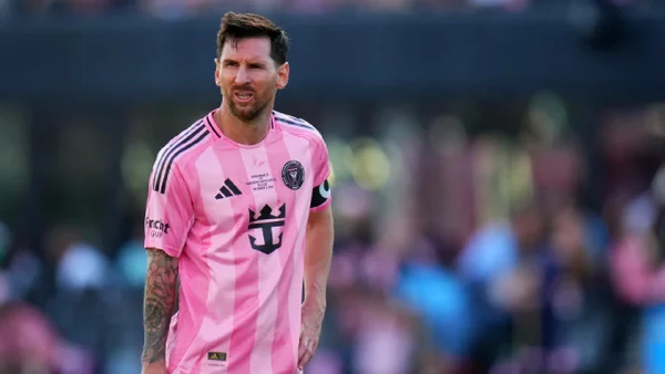 Messi fue derribado por hinchas en amistoso del Inter Miami en Puerto Rico: video