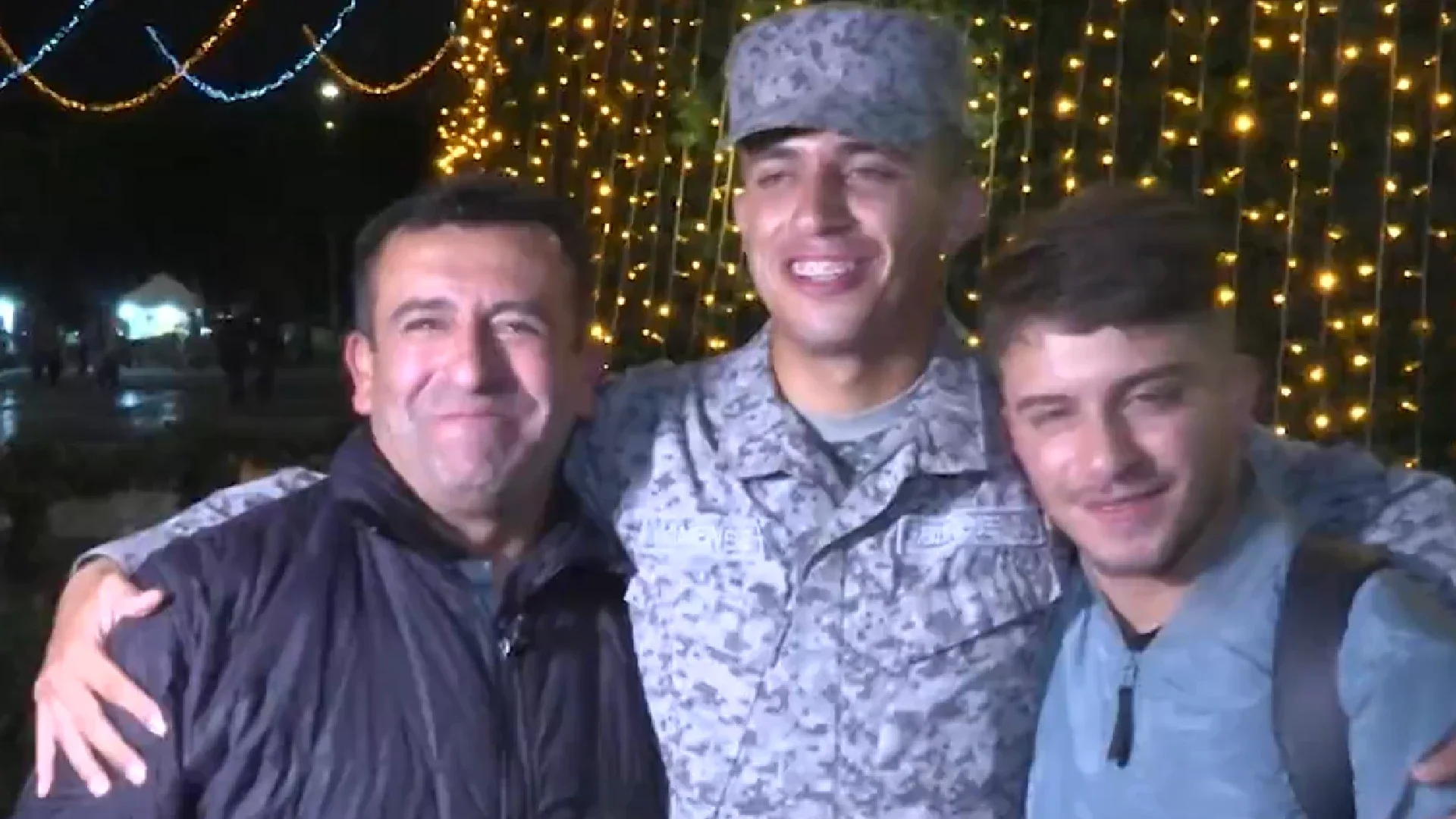 Reencuentro de soldado con su familia.