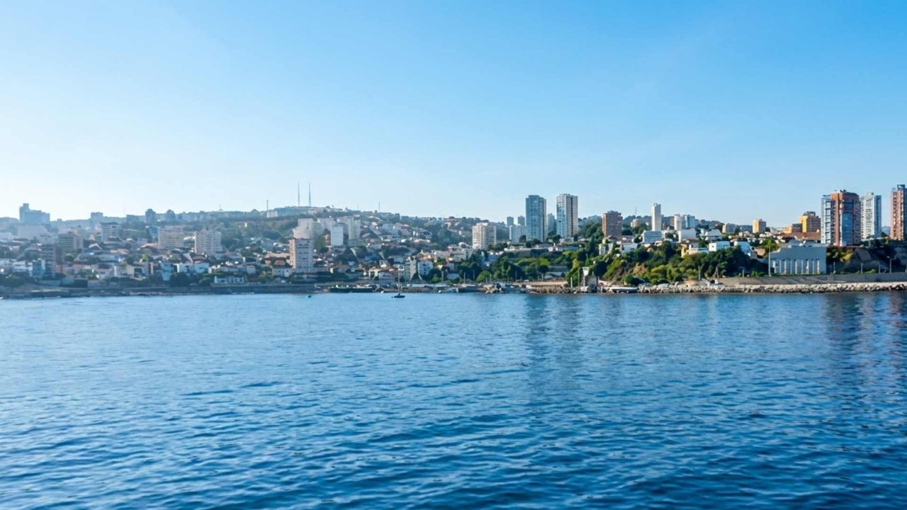 El ARC Simón Bolívar celebra la Navidad fondeado en Valparaíso tras 19 días de navegación