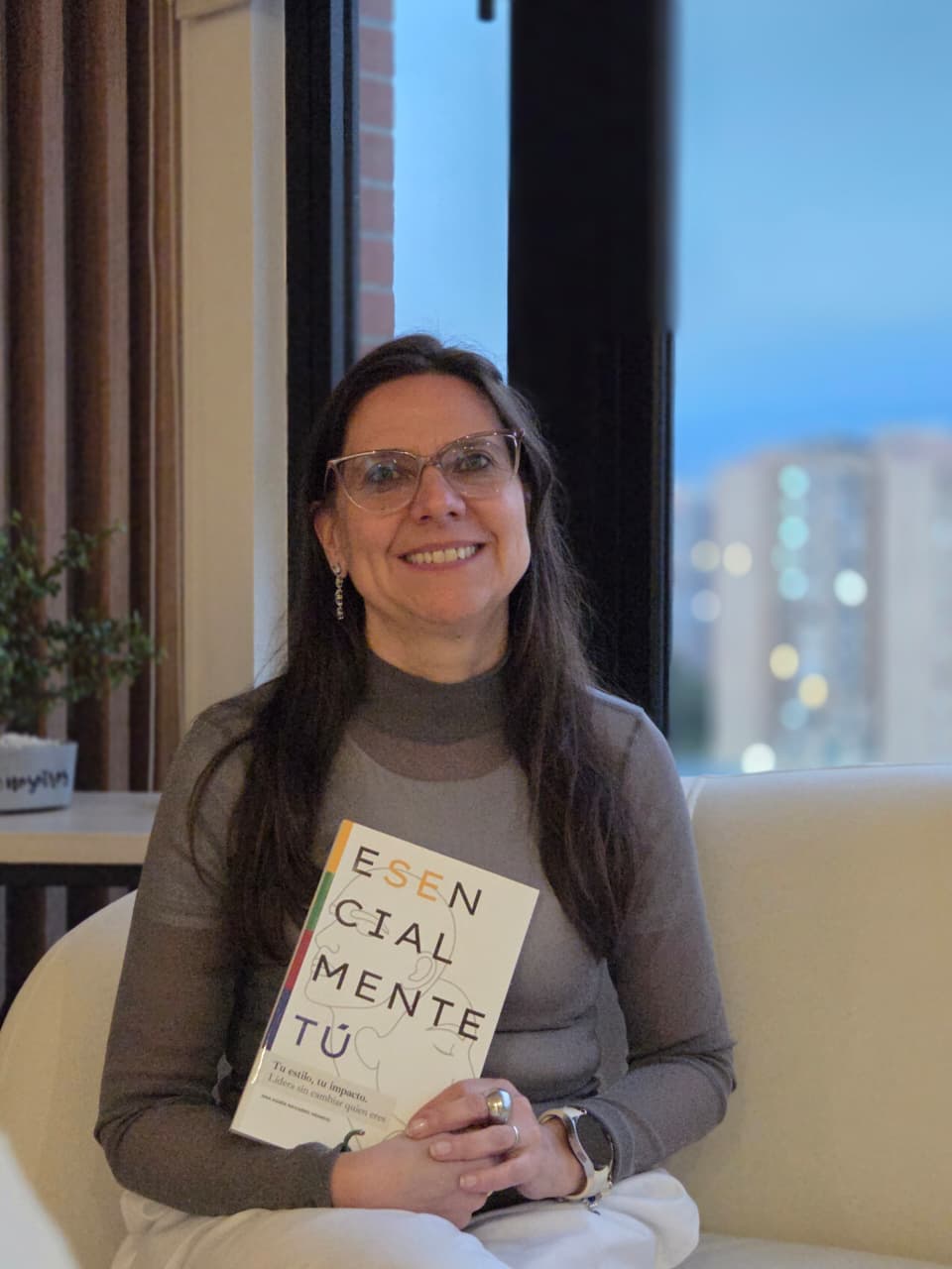 “Esencialmente tú”: el libro que propone un liderazgo auténtico y humano