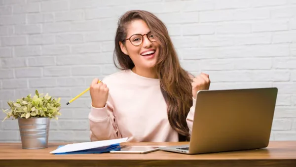 Reducción del número de semanas que las mujeres necesitan para pensionarse iniciará en el 2026