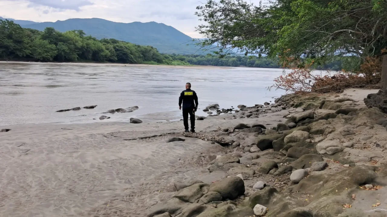 VIDEO | En medio de un intento desesperado de rescate, dos jóvenes ...
