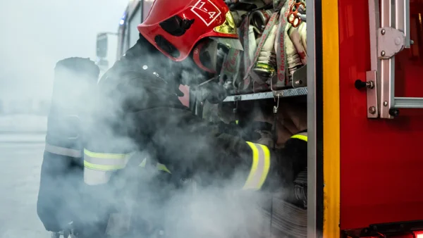 Grave incendio en Medellín habría sido provocado por un volador: hay menores heridos