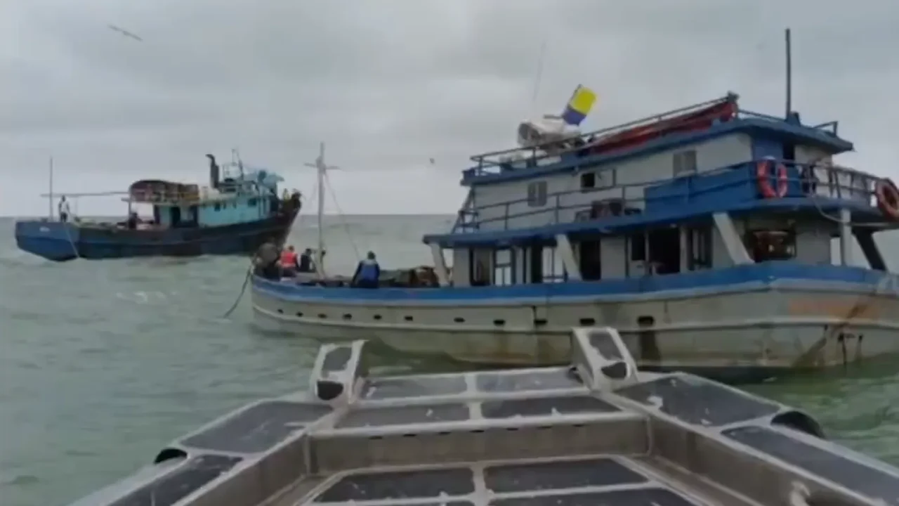 Armada evitó que 13 náufragos pasaran Navidad a la deriva: su embarcación presentó fallas en el Pacífico