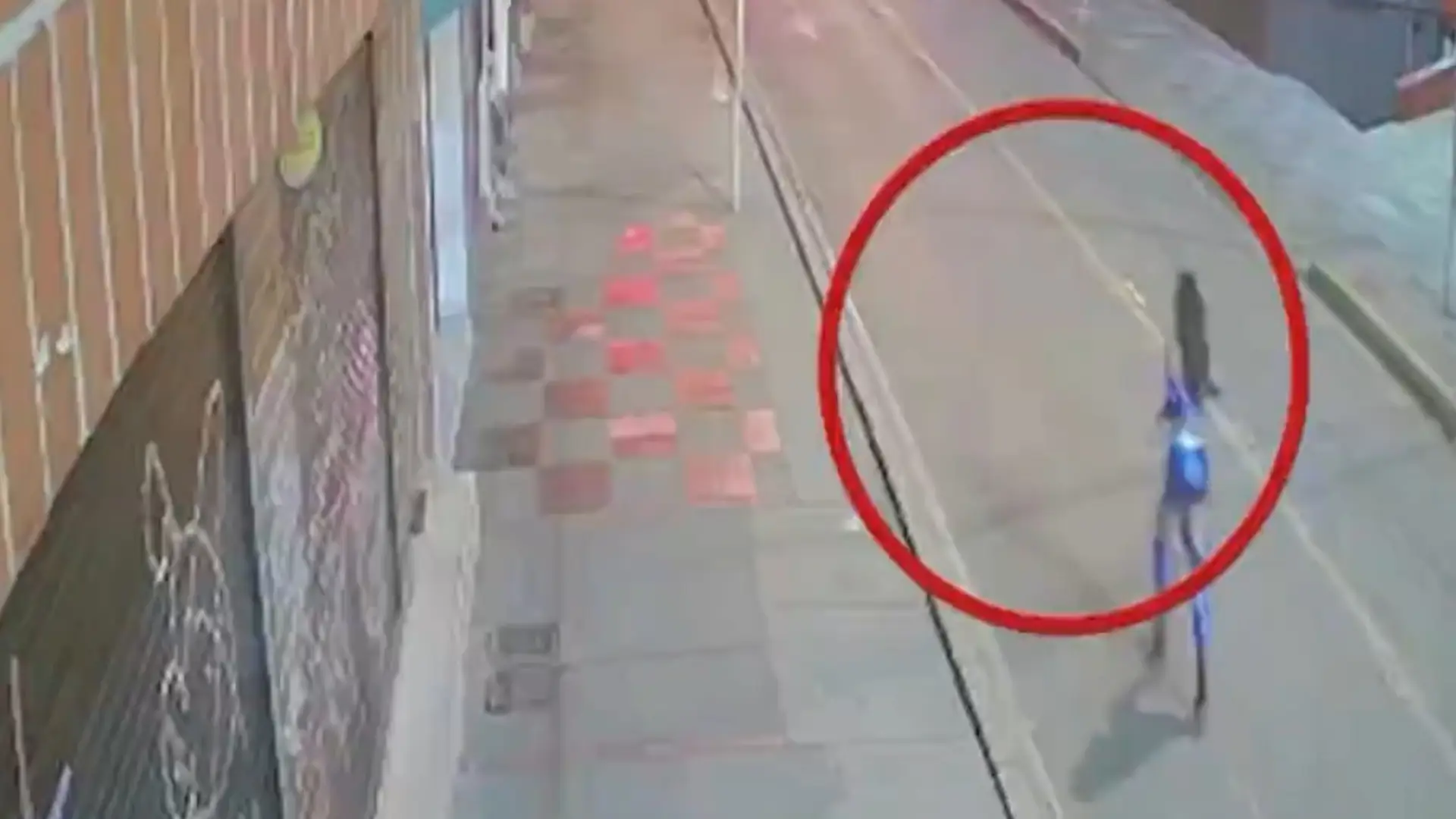 Circular roja para la "mujer del disfraz azul"