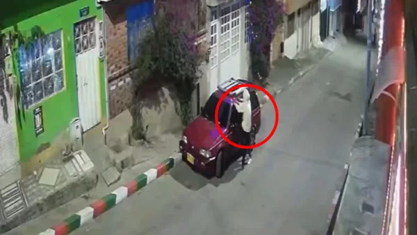 Video muestra cómo tres jóvenes estuvieron a segundos de llevarse un carro en una calle solitaria de Bogotá