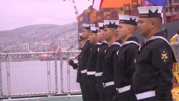 Atracar en espacios reducidos y rodeados de otras embarcaciones: un reto para los tripulantes de buque que viaja a la Antártida