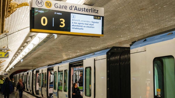 Sospechoso de ataques con arma blanca en el metro de París fue trasladado a un hospital psiquiátrico