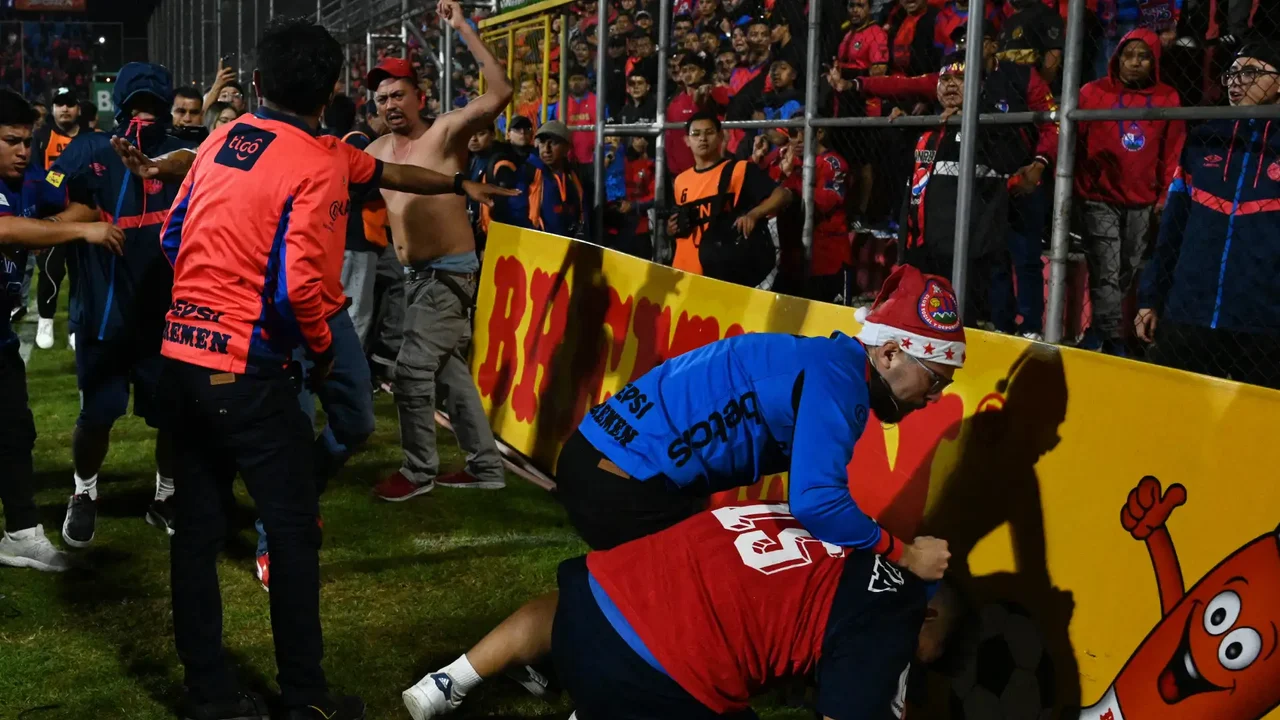 Batalla campal en la final del fútbol guatemalteco: videos captaron golpes, persecuciones y agresiones en el campo