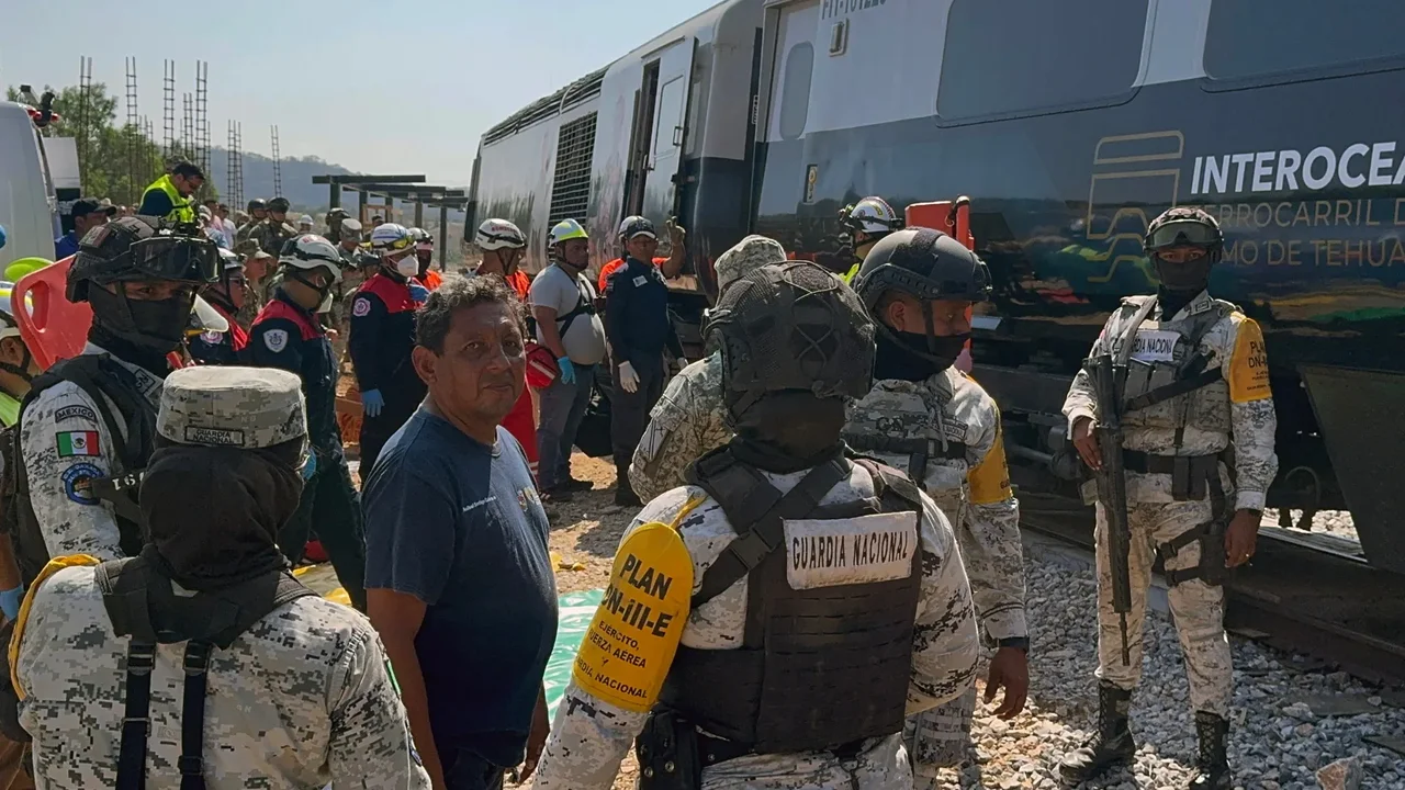 Descarrilamiento de tren deja a 20 personas heridas en México