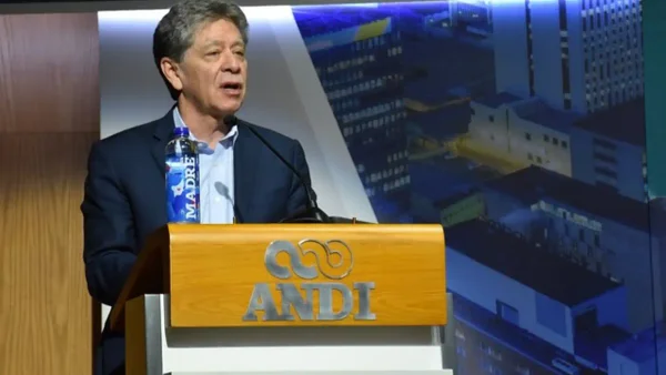 "Se generan grandes riesgos para los hogares y la economía": Andi tras aumento del salario mínimo 2026 "Se generan grandes riesgos para los hogares y la economía": Andi tras aumento del salario mínimo 2026