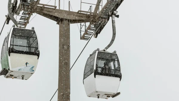 Accidente en teleférico en el norte de Italia deja cuatro heridos y decenas de personas atrapadas