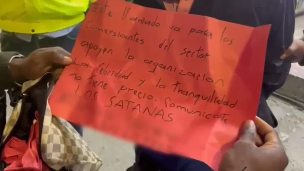 Así eran los atemorizantes panfletos de un extorsionista en Bogotá: se la pasaba con una granada