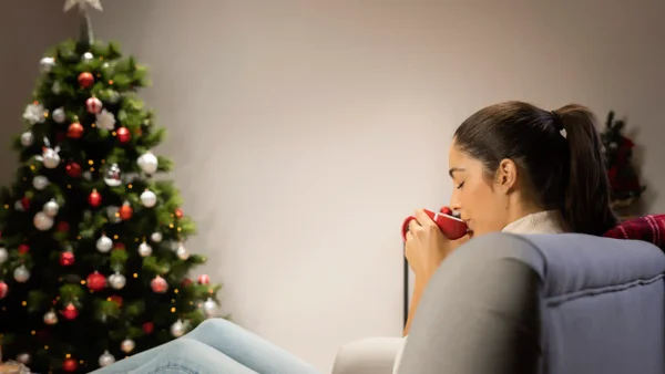 ¿Por qué algunas personas eligen estar solas en Año Nuevo? Esto dice la psicología