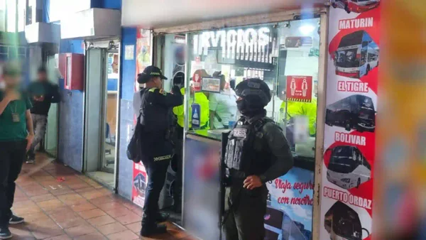 Agencias de viajes eran la fachada de una red que traficó y abandonó a más de 200 migrantes Agencias de viajes eran la fachada de una red que traficó y abandonó a más de 200 migrantes