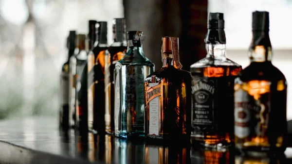 ¿Cuál sería el costo de una botella de whisky y de aguardiente con el nuevo impuesto?