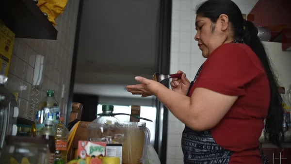 Empleadas domésticas temen despidos e informalidad por el aumento del salario mínimo