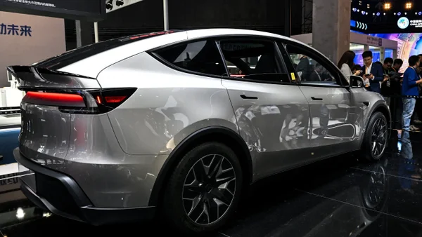 Tesla cayó en ventas durante el 2025 y este es el carro eléctrico más vendido en el mundo