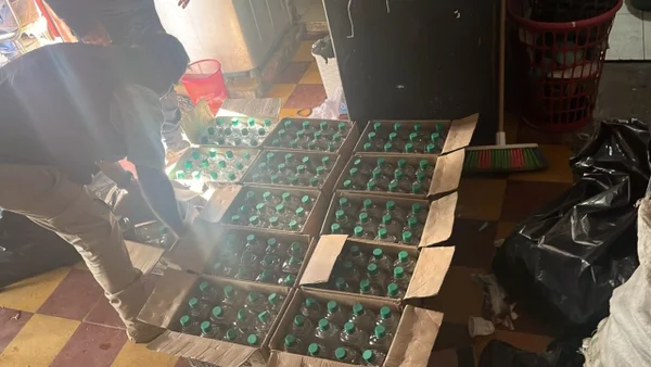 Autoridades incautan más de 1.200 botellas de licor vencido en bodega clandestina de Bosa Autoridades incautan más de 1.200 botellas de licor vencido en bodega clandestina de Bosa