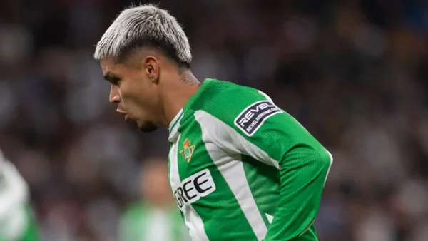Cucho Hernández se reportó con golazo en la dura goleada que sufrió el Betis ante el Real Madrid