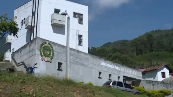 Mujer trans fue atacada con agua hirviendo en subestación de Policía en Medellín: esto se sabe