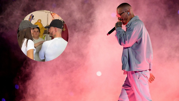 J Balvin sorprende al aparecer en comedor comunitario y dar obsequios a niños