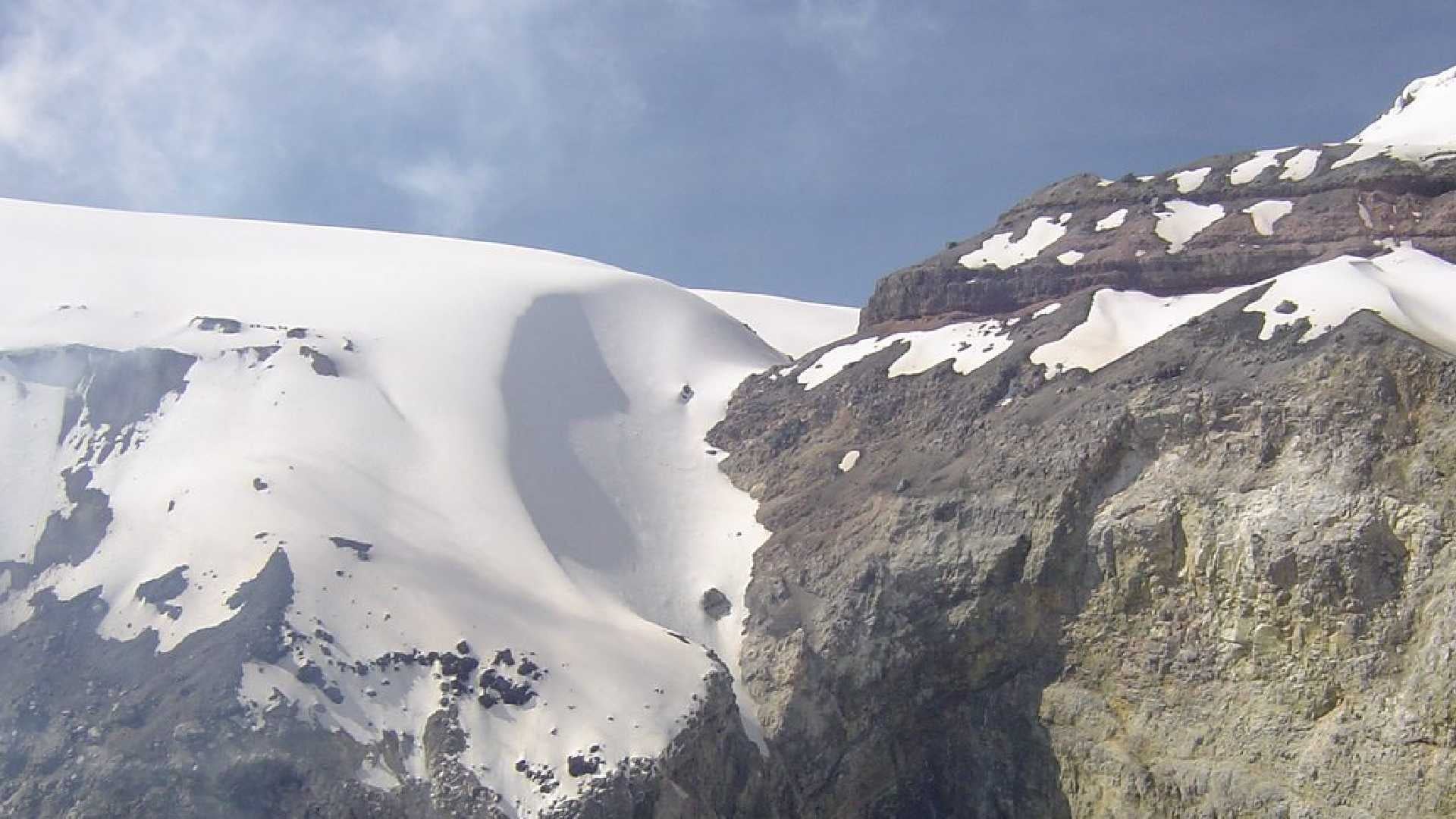 PNN-Los-Nevados-Crater-Arenas-Volcan-Nevado-del-Ruiz-Milton-H.-Arias-Archivo-Parques-CNR-46-e1737551999208