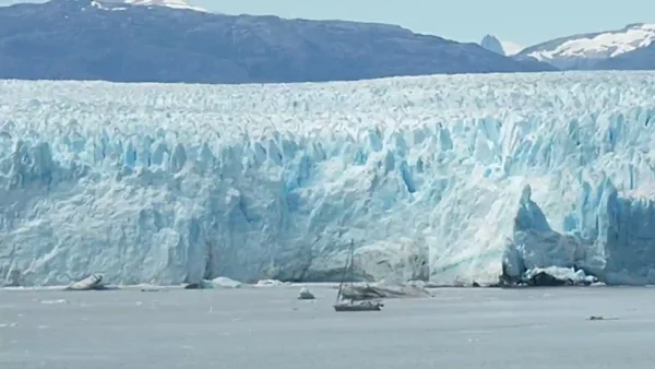 El Buque ARC Simón Bolívar navegó por los canales patagónicos en medio de paisajes majestuosos y únicos