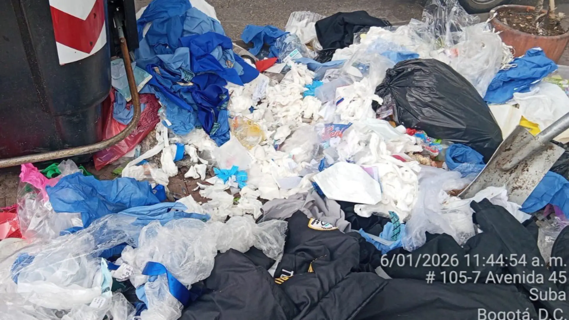 Desechos arrojados por clínica estética