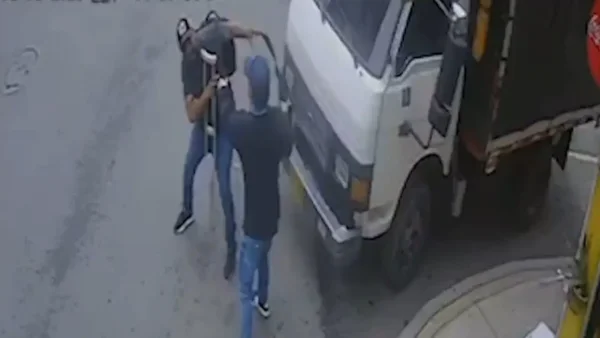 VIDEO | Hombre en muletas fue intimidado y robado tras sacar millonaria suma de dinero en Girardota