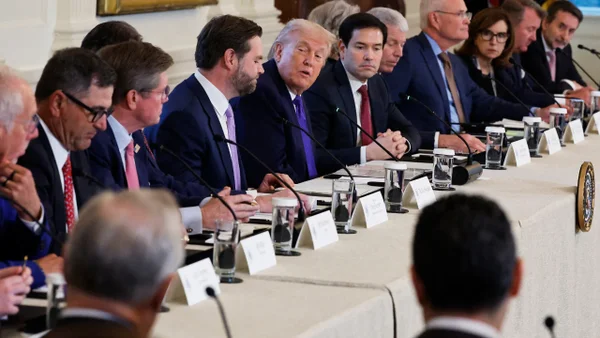 Trump se reunió con ejecutivos de compañías petroleras y advirtió que EE. UU. escogerá las que pueden operar en Venezuela