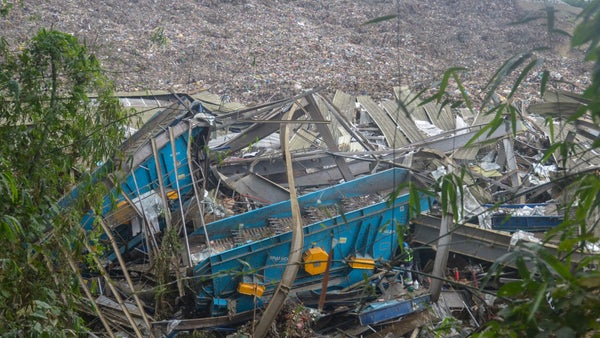 Socorristas buscan supervivientes tras colapso de vertedero en Filipinas