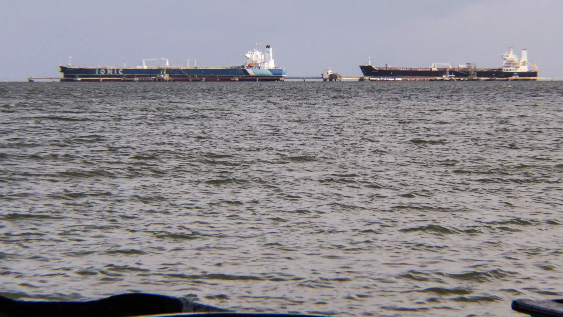 Avión militar atentó contra embarcaciones