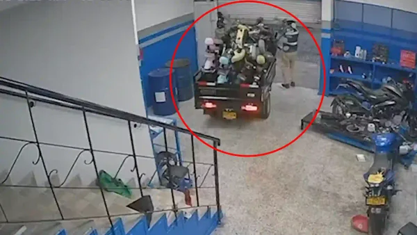 Video del momento exacto en el que ladrones se llevaron 27 motos eléctricas de un local en Bogotá