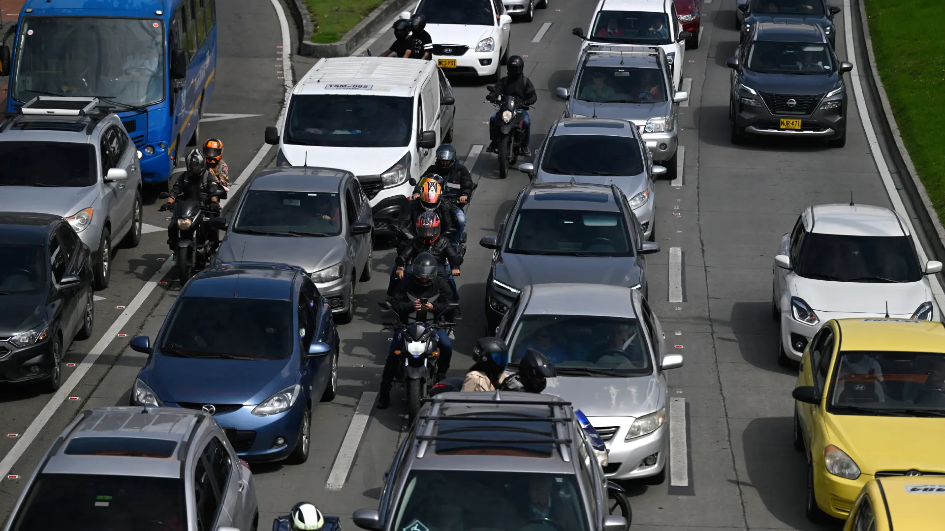 Carros y motos tráfico en Bogotá