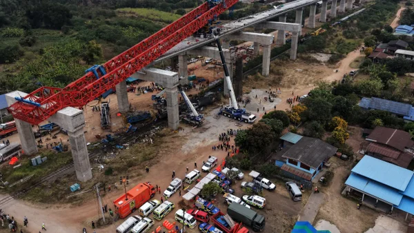 Tragedia en Tailandia: grúa colapsó, cayó sobre un tren y dejó al menos 32 muertos