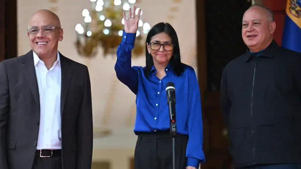 ¿Cuál es el "nuevo momento político" en Venezuela del que habla Delcy Rodríguez ?