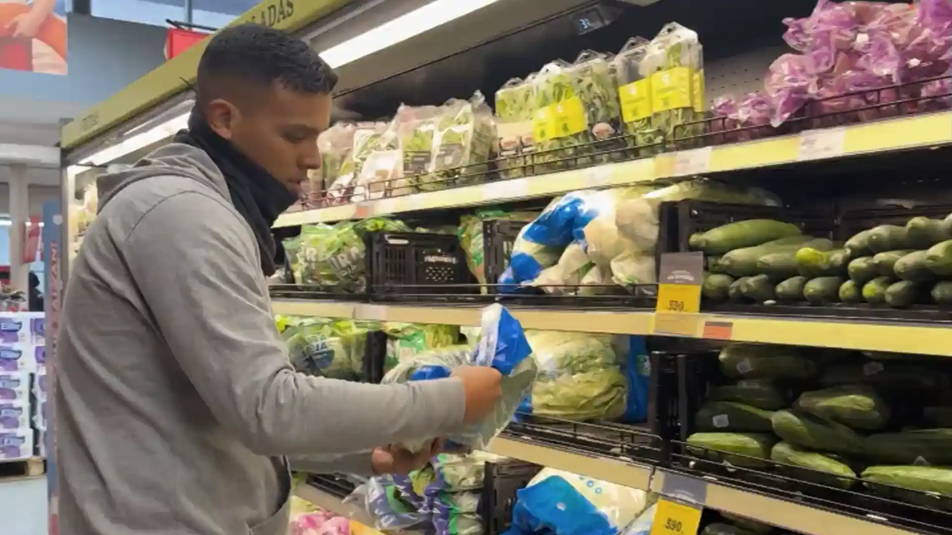 Tripulación del ARC Simón Bolívar se abastece de víveres frescos en Punta Arenas antes de zarpar a la Antártida