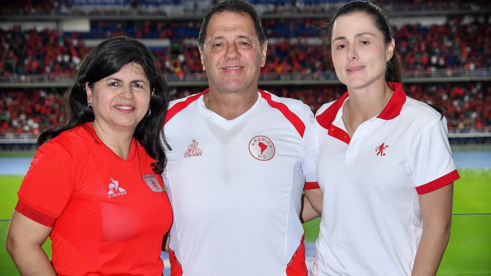 Tulio Gómez junto a Marcela Gómez y Miryam Giraldo directivos de América de Cali