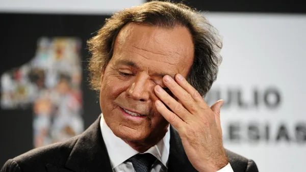 Julio Iglesias responde a las acusaciones de dos exempleadas en su contra