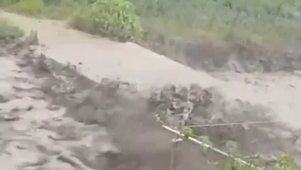 VIDEO | Avalancha se llevó un puente en segundos y dejó incomunicado a un municipio del norte del Valle del Cauca