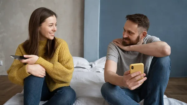 Por qué algunas parejas evitan publicar su relación en redes sociales, según la psicología