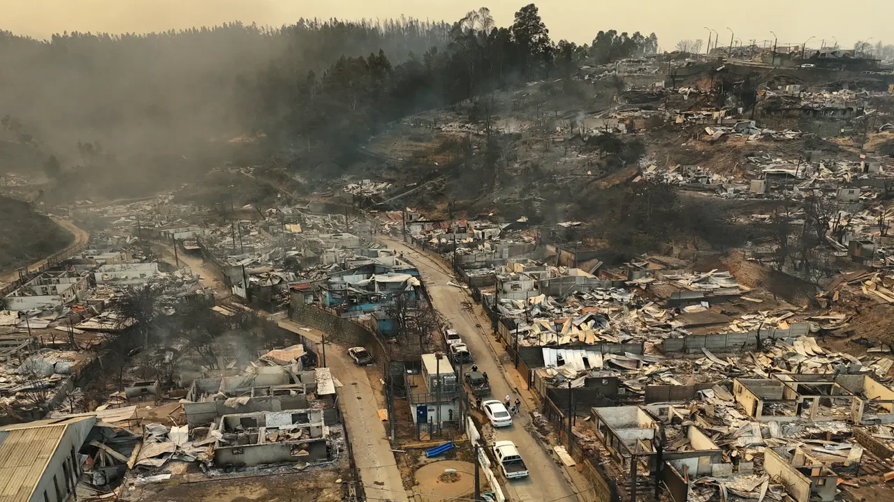 Incendios forestales en Chile dejan 15 muertos y más de 50.000 evacuados