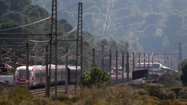 ¿Qué provocó el trágico accidente de trenes en España? Autoridades investigan