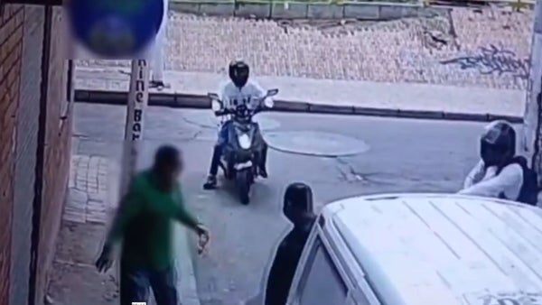 VIDEO | Así cayeron dos hombres armados tras intento de hurto a repartidores en el sur de Bogotá