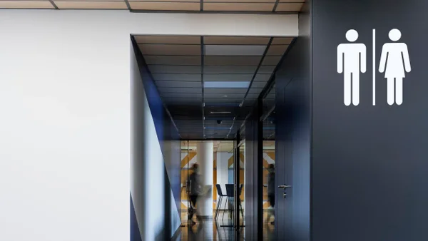 ¿Se puede contraer una infección urinaria por usar un baño público?