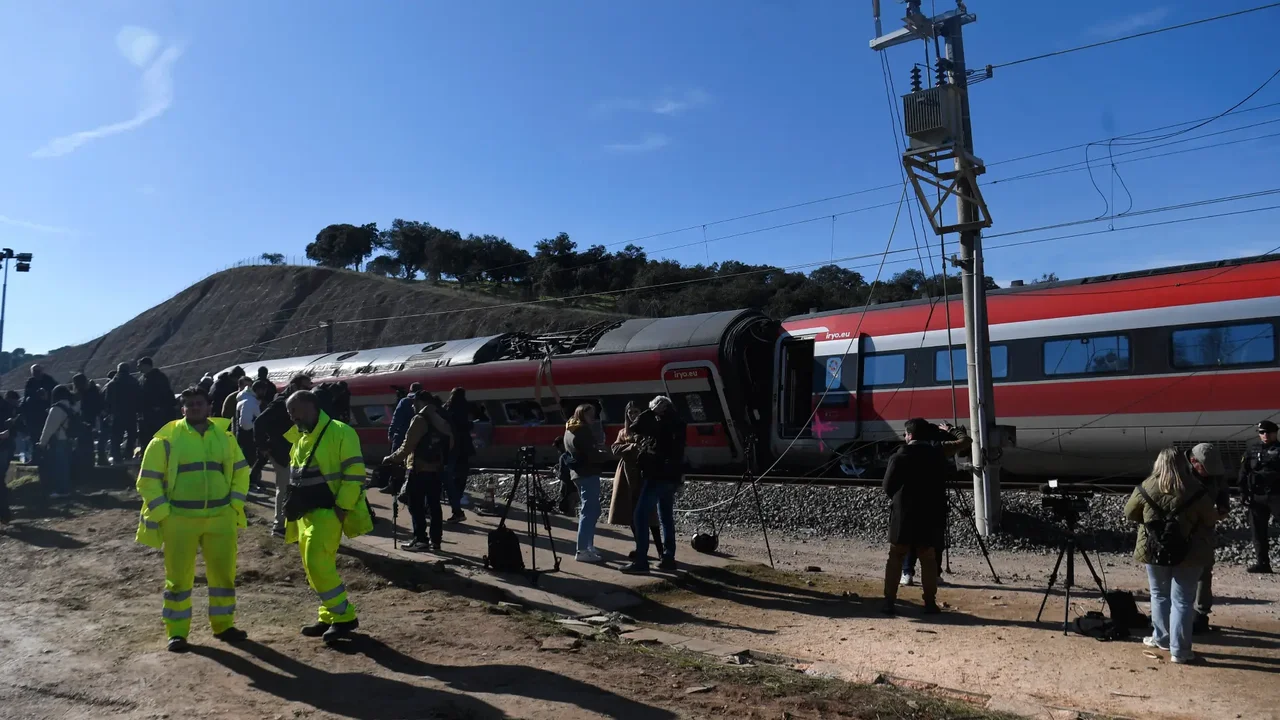 Reyes de España visitaron la zona del choque ferroviario en Andalucía
